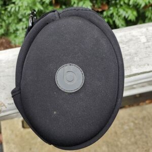 beats Black headphone case with caribeaner